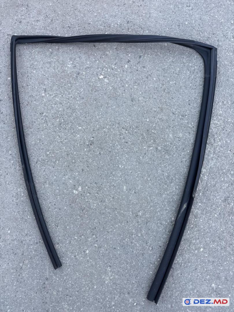 Уплотнитель двери, Toyota Rav4 2018-202..