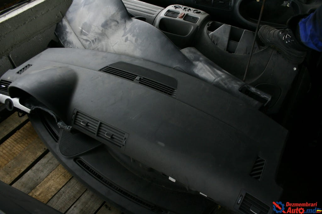 Салон, Торпедо , AUDI A4 (2001-2004)