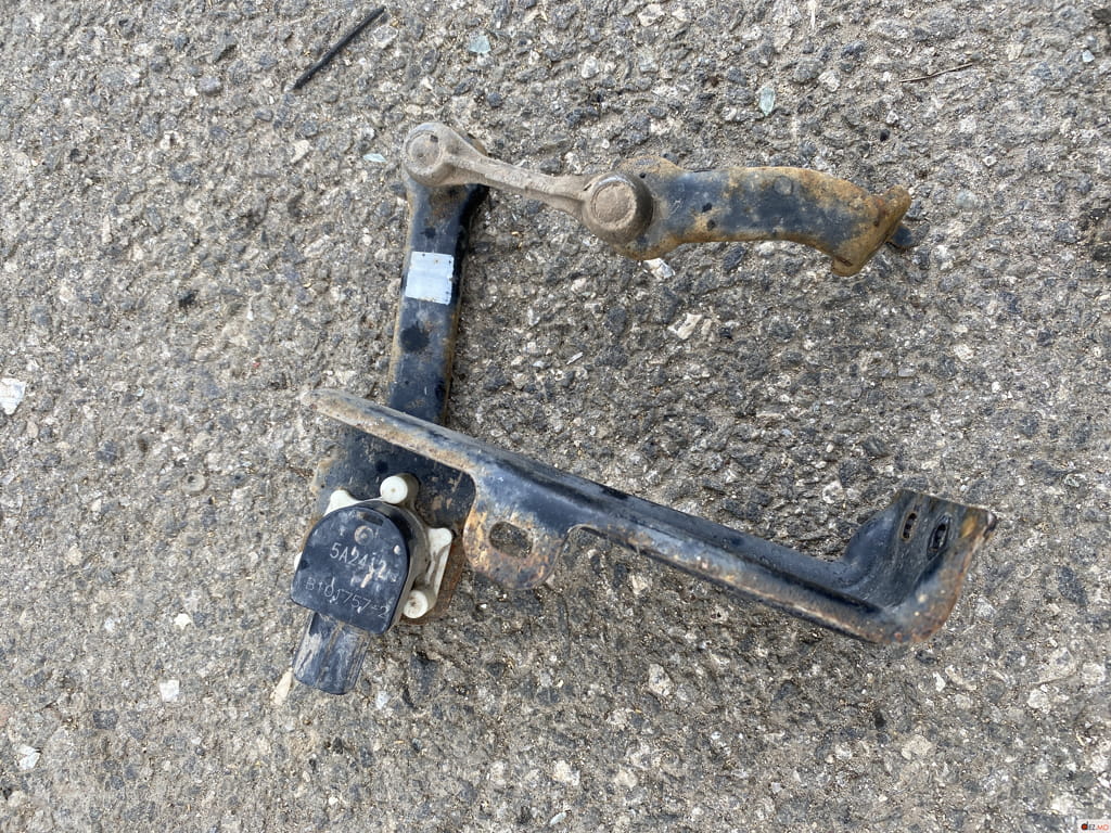 Управление подвеской, Toyota Prius V - Plus (2011-2019)