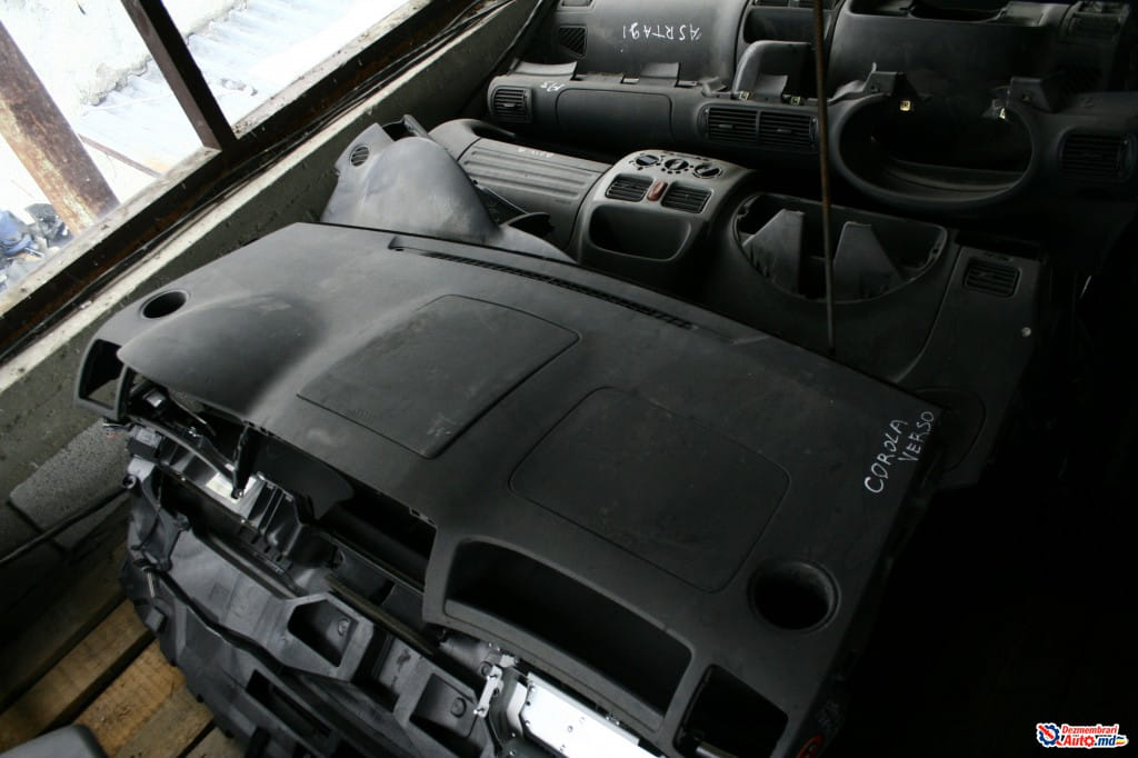 Салон, Торпедо , Toyota Corolla Verso (2001-2004)